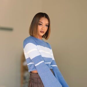 Blue, Small Women Cropped, Long Sleeve Shirt. Size 4 (Small).